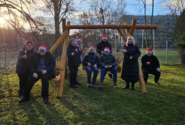 Žmonės prie lauko sūpynių