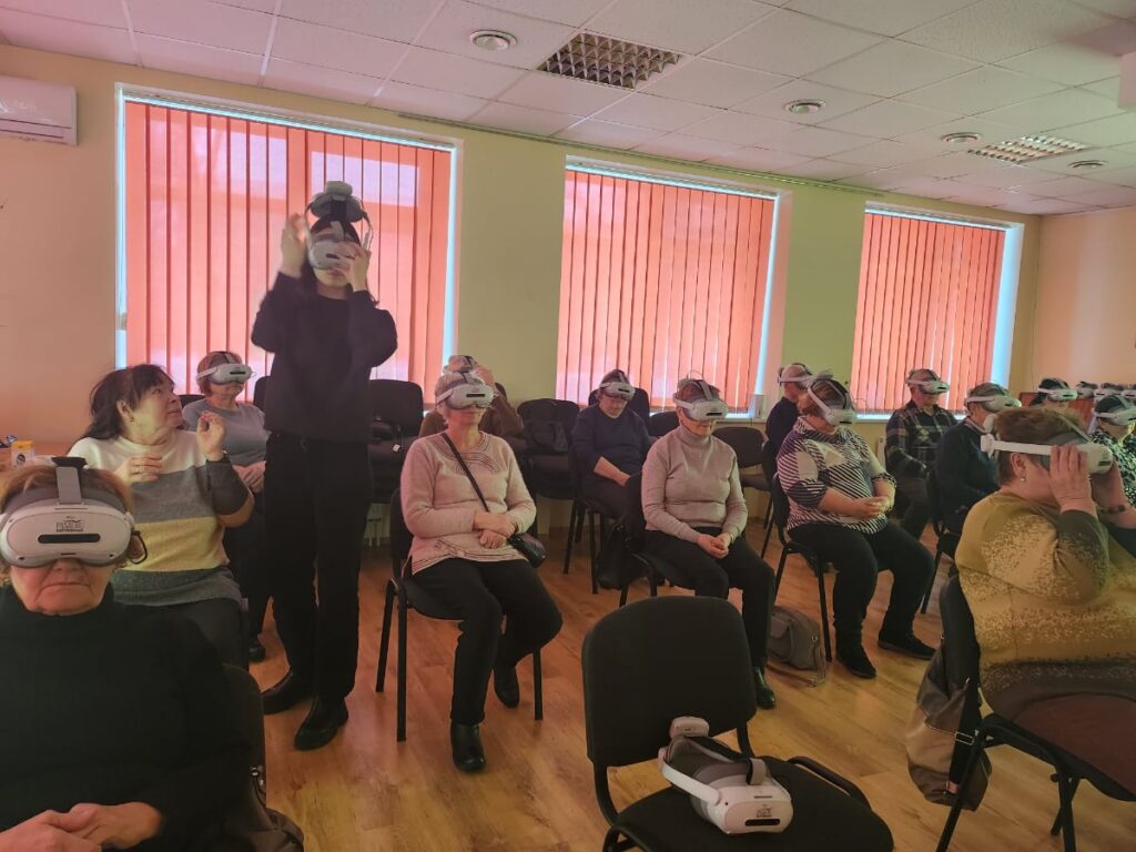 Centro lankytojai, per virtualios realybės akinius, žiūri filmą