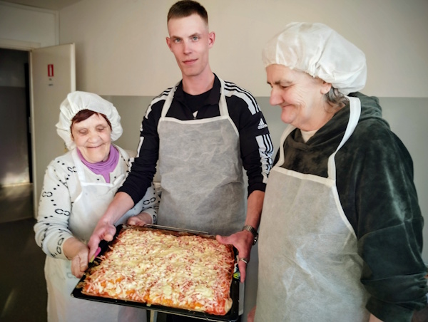 Nakvynės namų gyventojai paruošė kepti pica