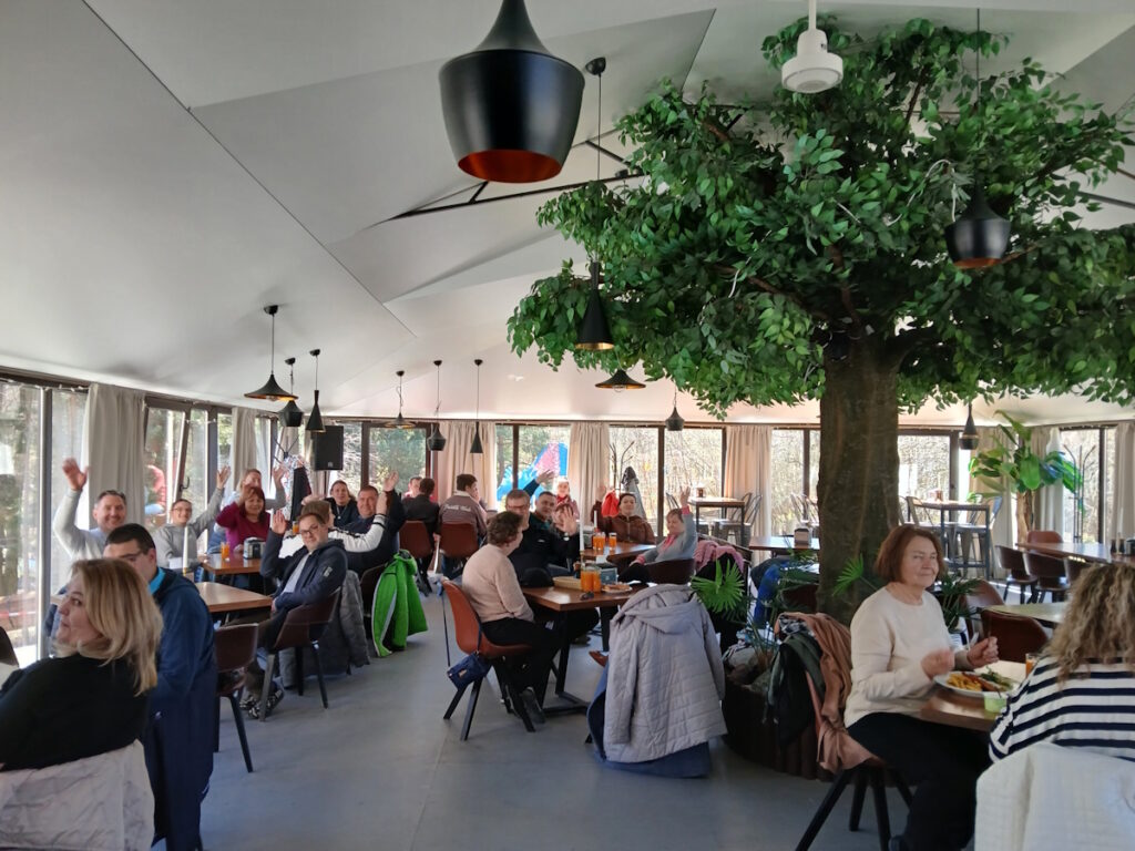 Išvykos dalyviai pietauja kavinėje
