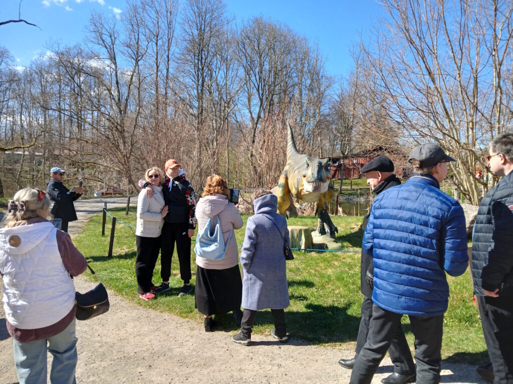 Išvykos dalyviai pramogauja Dino parke