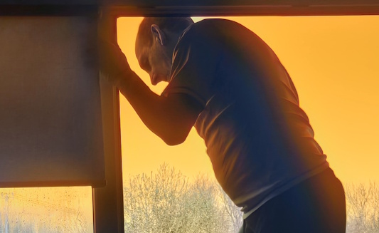 Vyriškis valo langą