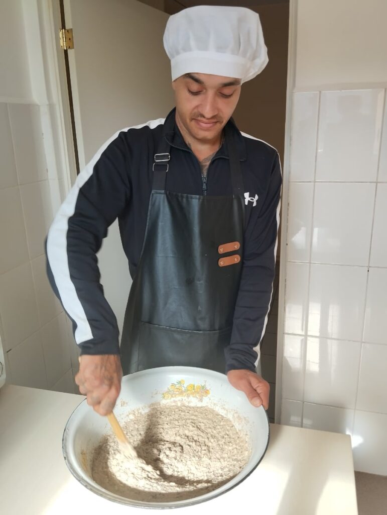 Ruošiama tešla kepti duonai
